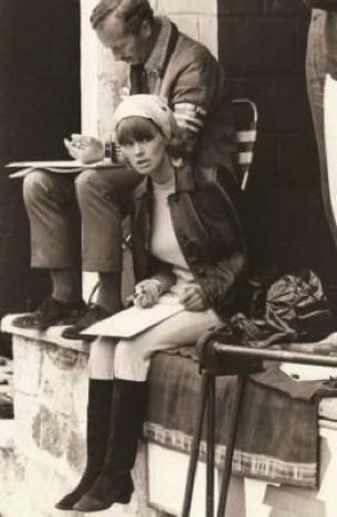 Au chronomètre, Sally Stoke et derrière elle, Colin Chapman Au chronomètre, Sally Stoke et derrière elle, Colin Chapman